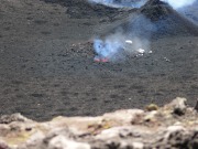 Explosion schleudert rotglühende Lavafetzen aus
