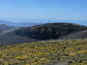 Blick vom östlichen Rand der Voragine auf den zentralen Krater des Intrakraterkegels