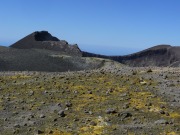 Flacher Krater der sich nordöstlich an den zentralen Krater des Intrakraterkegels anschließt