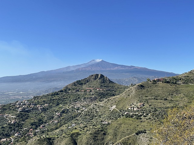 Ätna mit stark entgasenden Nordostkrater von Castel Mola