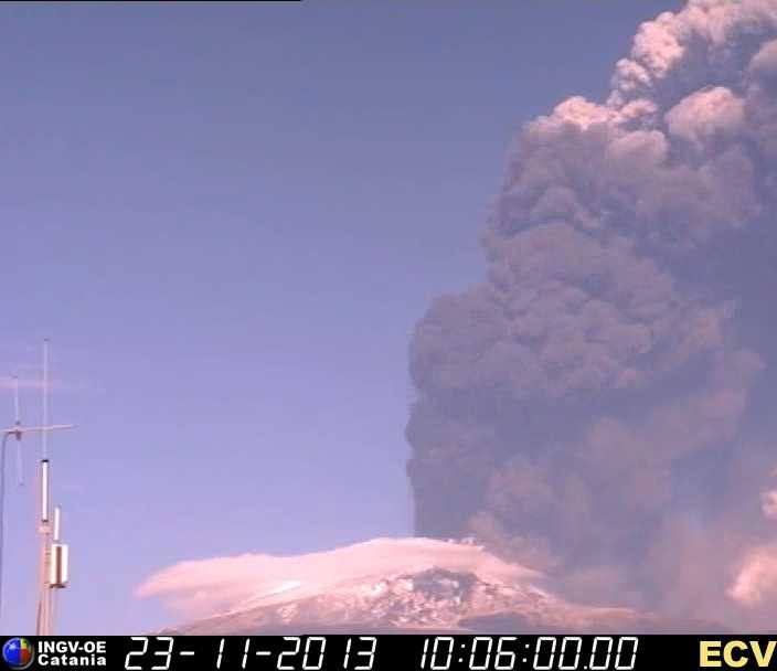 Mächtige Eruptionssäule über dem Neuen Südostkrater von Catania aus