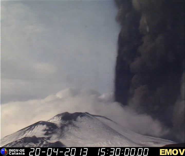 Dunkle, hohe Eruptionssäe über Neuem Südostkrater
