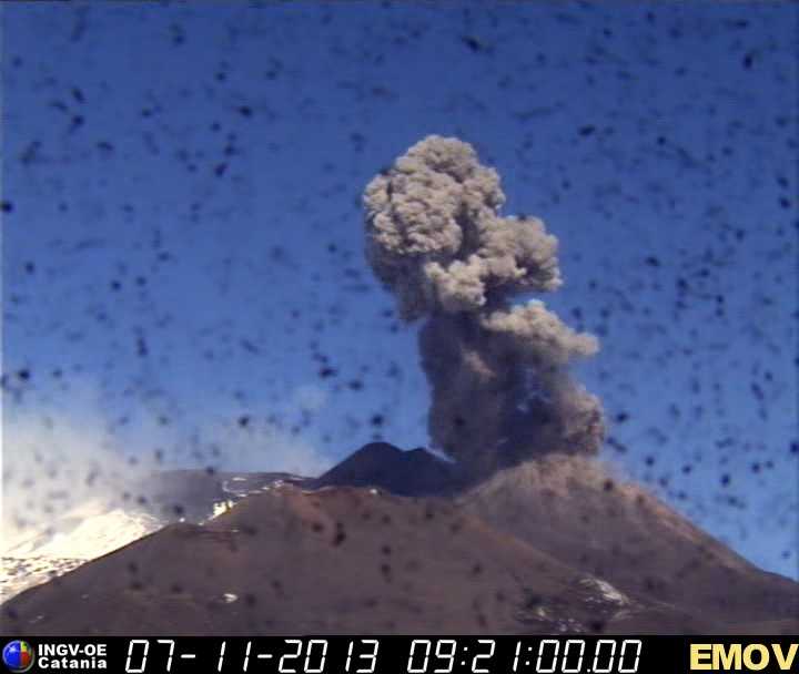 Kräftige explosive Ascheemission aus dem Neuen Südostkrater