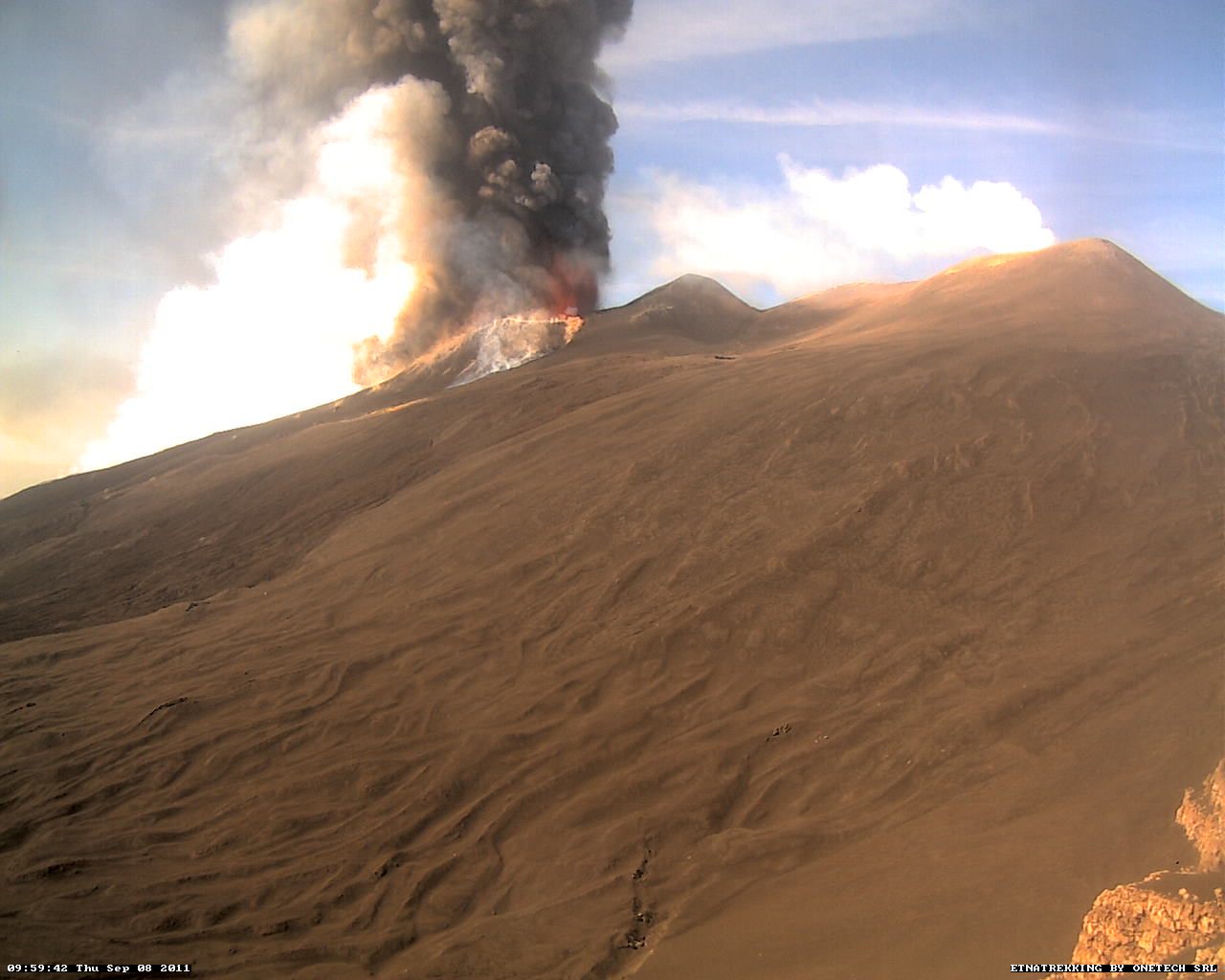 Übertritt von Lava an der Nordflanke des pyroklastischen Kegels