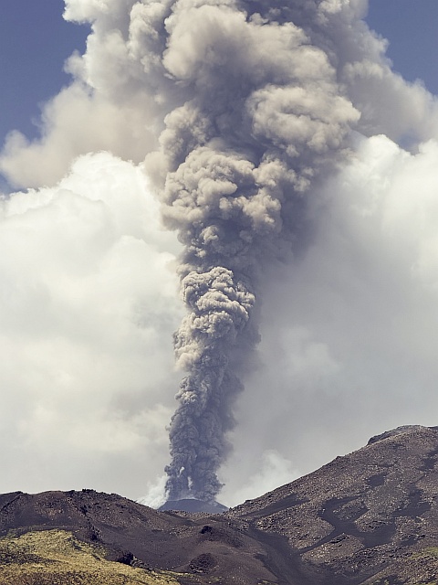 Eruptionssäule über der Voragine von Ost-/Nordost aus