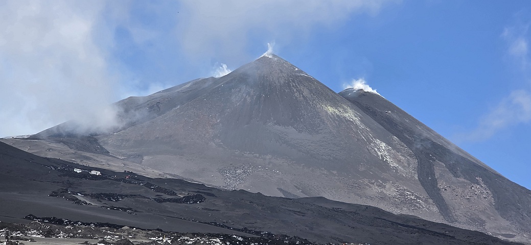 Der S&uuml;dostkraterkomplex von S&uuml;dosten mit Lavastr&ouml;me an Ostflanke
