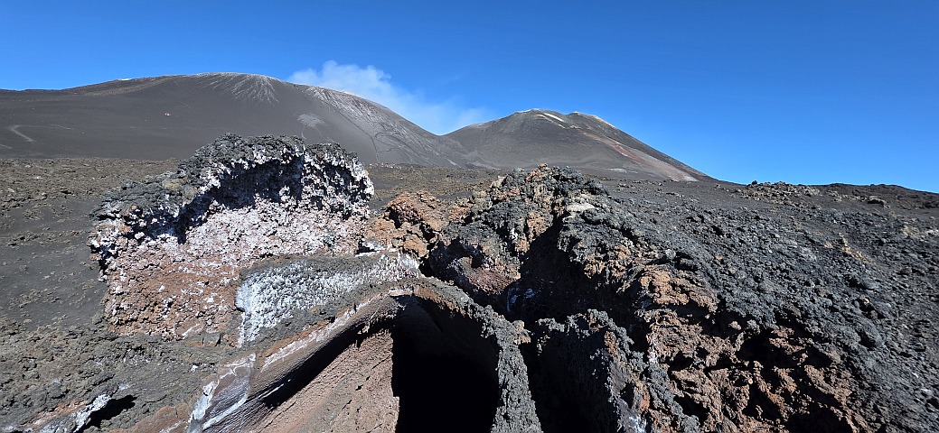 Komplexes Lavafeld aus Tunneln, Kan&auml;len, Skylights und tempor&auml;ren Schloten