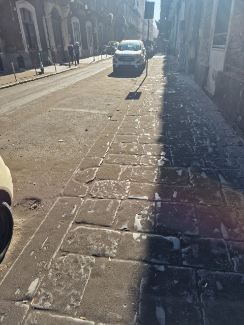 Aschebedeckte Straße in Catania