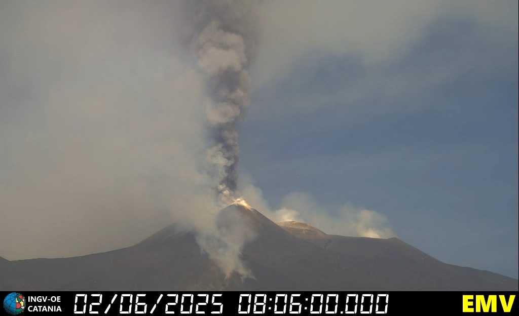 Lavastrom an Ostflanke des S&uuml;dostkraterkomplexes und Gass&auml;ule mit Asche