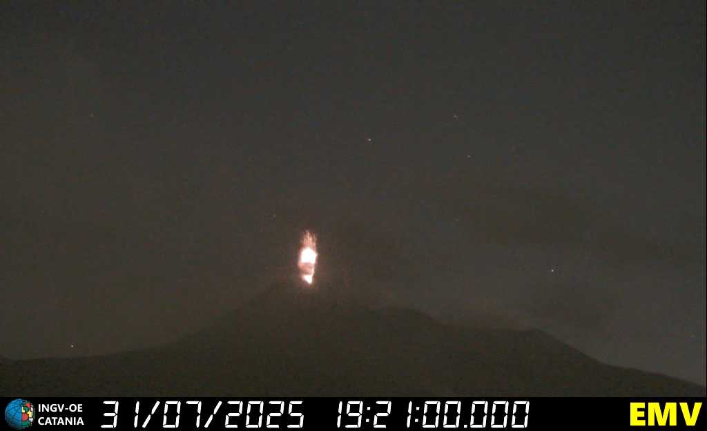 Strombolianische Explosion aus einem Schlot des Neuen Südostkraters
