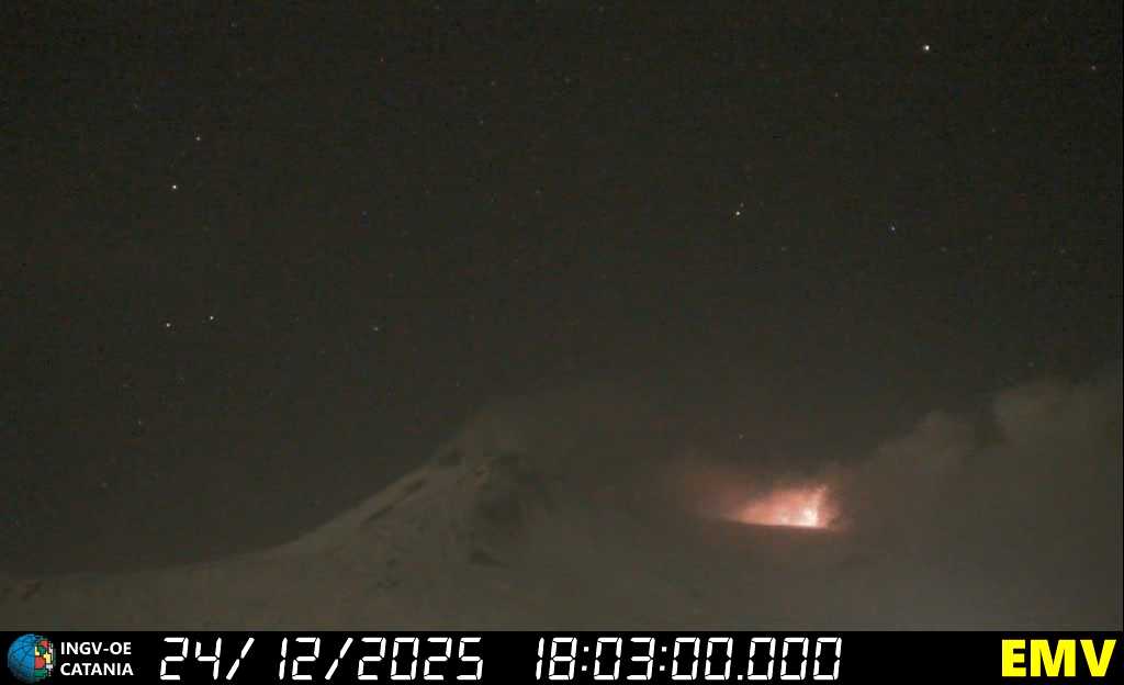 Kr&auml;ftiger Glutschein &uuml;ber dem Nordostkrater