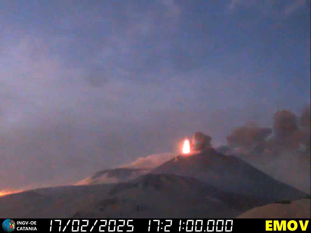 Strombolianische Explosion am S&uuml;dostkrater mit Aschefreisetzung und Lavastrom