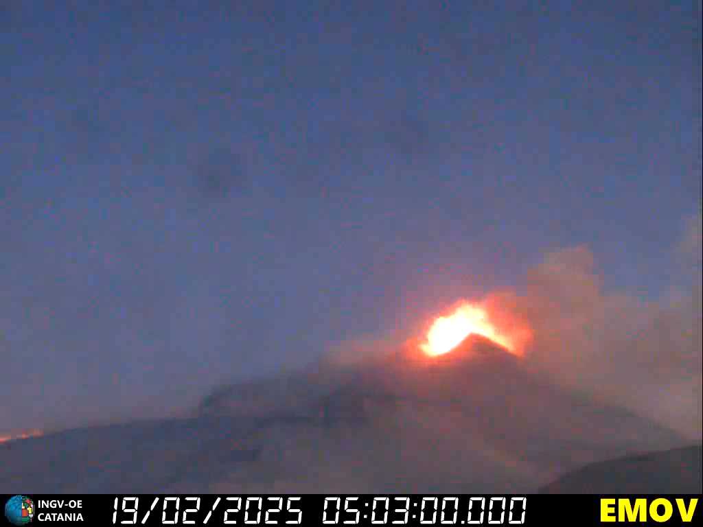 Kr&auml;ftige strombolianische Explosion am S&uuml;dostkrater und Lavastrom