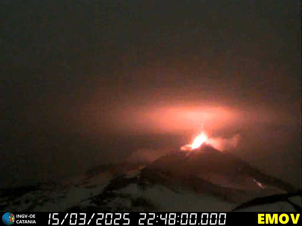 Neue kr&auml;ftige strombolianische Aktivit&auml; im S&uuml;dostkrater