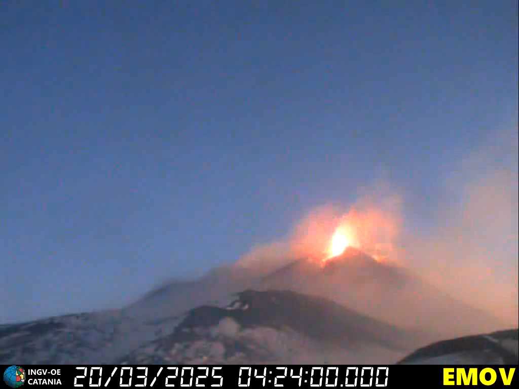 Strombolianische Aktivit&auml; im S&uuml;dostkrater bei Sonnenaufgang