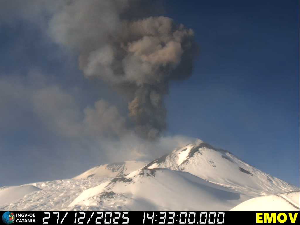 gro&szlig;e pilzf&ouml;rmige Aschewolke aus dem Nordostkrater